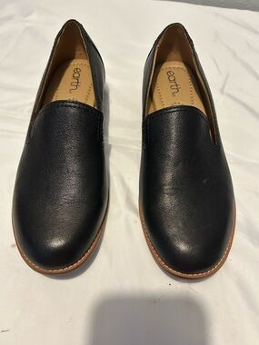 Earth Black Leather Slip-On Loafers with Tan Welt Size 9
